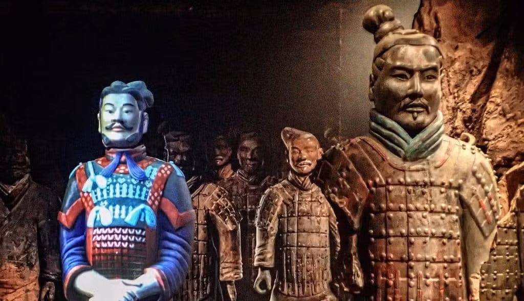 Vào năm 1974, lăng mộ Tần Thủy Hoàng được các nhà khảo cổ Trung Quốc tìm thấy tại thành phố Tây An, tỉnh Thiểm Tây. Kể từ đó cho đến nay, giới chuyên gia, khảo cổ đã tiến hành khám phá lăng mộ và có những phát hiện đáng chú ý.