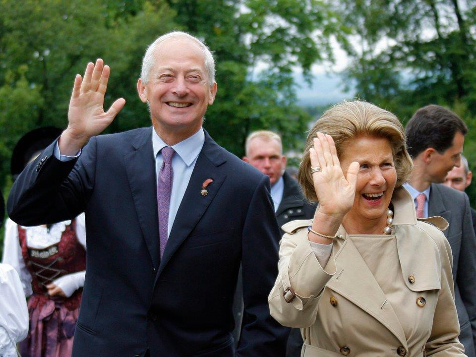 Hoàng tử Hans-Adam II (Liechtenstein - 3,5 tỷ USD): Gia đình hoàng tử kiếm tiền chủ yếu từ tập đoàn LGT cùng các khoản đầu tư vào Quỹ Hoàng tử Liechtenstein, một quỹ chuyên quản lý bất động sản, rừng và các nhà máy rượu. Ảnh: AP.