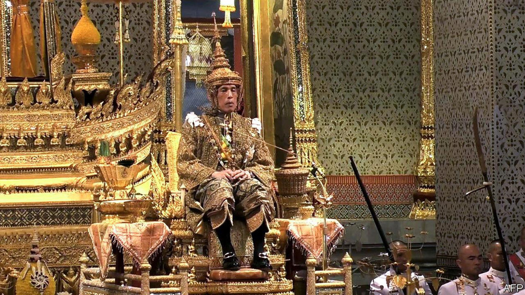 Vua Maha Vajiralongkorn (Thái Lan - 30 tỷ USD): Gia đình hoàng tộc Thái Lan gây dựng tài sản nhờ các khoản đầu tư từ Cục Tài sản Hoàng gia. Vương miện nhà vua nặng đến 7,3 kg và được nạm từ vàng và kim cương. Ảnh: AFP.