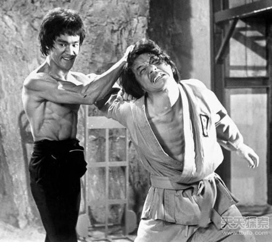 Bên cạnh "đòn đấm 1 inch", Lý Tiểu Long còn thể hiện khả năng võ thuật siêu phàm trước mọi người.