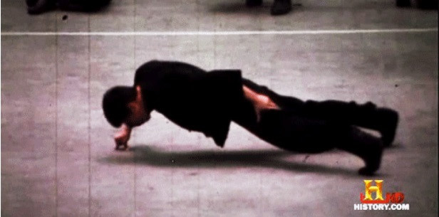 Cụ thể, Lý Tiểu Long có thể dùng 1 ngón tay và chống đẩy cơ thể trong 100 lần. Nếu sử dụng 2 ngón tay, Lý Tiểu Long có thể chống đẩy liên tục khoảng 200 lần. Khi chống đẩy bằng cả hai tay, Lý Tiểu Long có thể thực hiện 1.500 lần. Đây là điều mà không phải ai cũng có thể làm được.