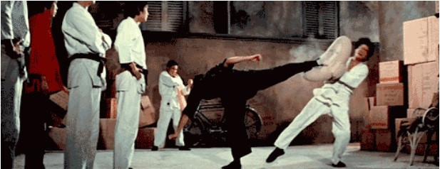 Khi thực hiện cú đấm Nhất thốn quyền, Lý Tiểu Long sẽ đứng sát với mục tiêu (người hoặc vật) trong khoảng từ 0 - 15 cm. Khoảng cách này tùy thuộc vào nội công của từng người có thâm hậu hay không. Khoảng cách càng gần càng thể hiện sức mạnh của người thực hiện. Tiếp đến là cử động của cổ tay linh hoạt và nhanh nhằm tạo ra một lực cần thiết.