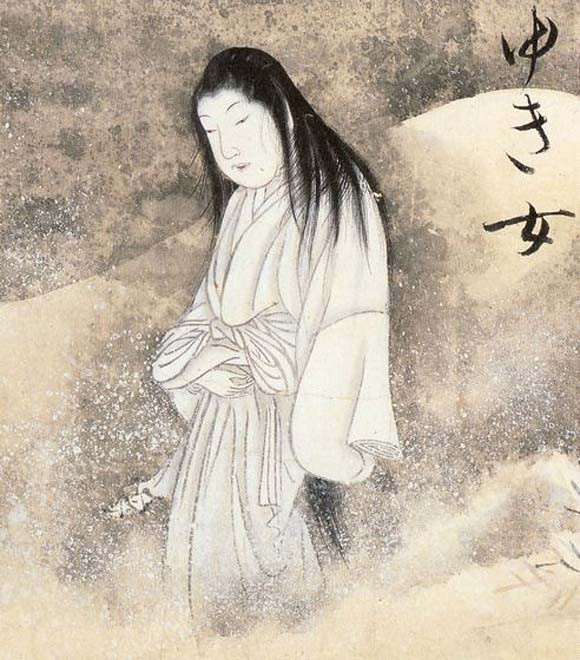 Yuki Onna thường sống ở những nơi có tuyết rơi. Loài yêu ma này có mái tóc đen dài, đôi mắt màu tím và mặc bộ kimono màu trắng.