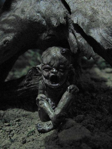 Kế đến, quái vật đáng sợ này tấn công và ăn thịt nạn nhân. Nạn nhân mà Tiyanak nhắm đến bao gồm cả người lớn và trẻ em.