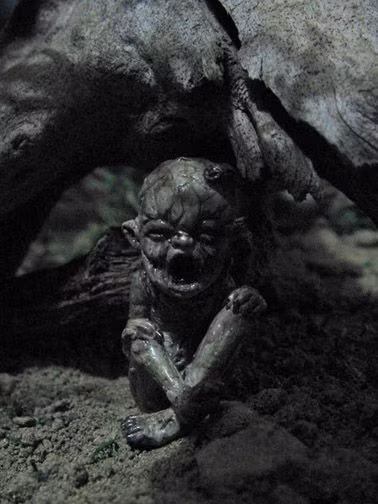 Kế đến, quái vật đáng sợ này tấn công và ăn thịt nạn nhân. Nạn nhân mà Tiyanak nhắm đến bao gồm cả người lớn và trẻ em.