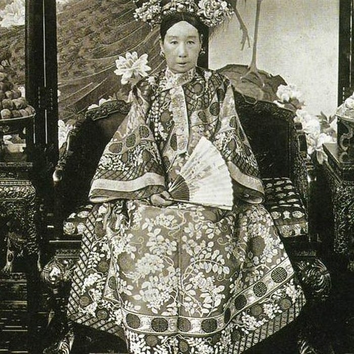 Theo đó, khi qua đời vào năm 1908, Từ Hy Thái Hậu được chôn cất cùng vô số bảo vật, của cải giá trị trong lăng mộ đã chuẩn bị từ trước.