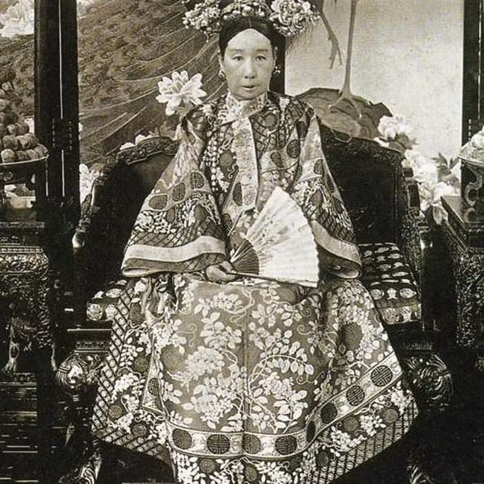 Theo đó, khi qua đời vào năm 1908, Từ Hy Thái Hậu được chôn cất cùng vô số bảo vật, của cải giá trị trong lăng mộ đã chuẩn bị từ trước.