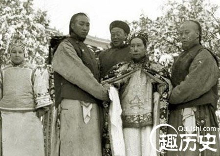 Thêm nữa, tấm chăn phủ thi hài Từ Hy thái hậu được đính 820 viên ngọc trai.