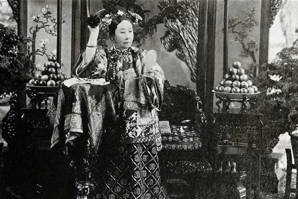 Thế nhưng, nhóm mộ tặc của Tôn Điện Anh bỏ lại tấm chăn phủ trên thi hài của Từ Hy thái hậu. Nó có kích thước khoảng 3m2.