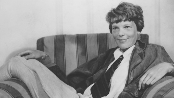 5 năm sau, nữ phi công Amelia Earhart tiếp tục thử thách bản thân bằng cách thực hiện chuyến bay vòng quanh thế giới.