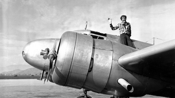 Mục tiêu của phi công Amelia Earhart là trở thành người phụ nữ đầu tiên bay vòng quanh thế giới.