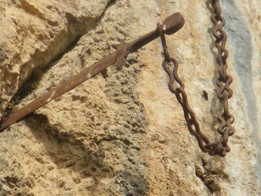 Thanh bảo kiếm này được cho là mang nhiều thánh tích gồm: răng của Thánh Peter, máu của Thánh BasiL, vài sợi tóc của Thánh Denise và một phần áo choàng của Đức Mẹ Maria.