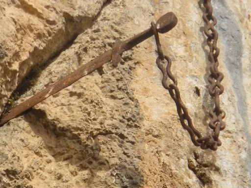 Thanh bảo kiếm này được cho là mang nhiều thánh tích gồm: răng của Thánh Peter, máu của Thánh BasiL, vài sợi tóc của Thánh Denise và một phần áo choàng của Đức Mẹ Maria.