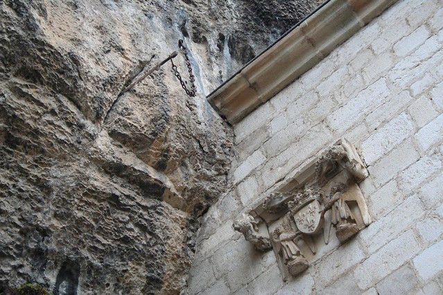 Thanh kiếm Durandal được miêu tả là vũ khí không thể bị phá hủy. Hiệp sĩ Roland từng cố phá hủy nó để tránh rơi vào tay kẻ thù nhưng thất bại.