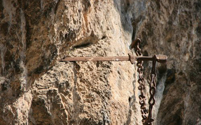 Chính vì vậy, trong tác phẩm Orlando Furioso, người ta tin rằng mục tiêu chính của cuộc xâm lược nước Pháp do vua Gradasso xứ Sericena tiến hành là để lấy lại thanh kiếm Durandal từ hiệp sĩ Roland.