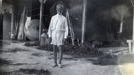 Sinh ngày 8/2/1877 tại Dresden, Đức, Tanzler nhập cư vào Mỹ năm 1926. Ông chuyển đến sinh sống ở Key West, Florida và làm việc cho bệnh viện Marine.