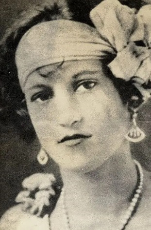 Ngay từ lần đầu gặp mặt, Tanzler đã đem lòng yêu Mesa. Dù hơn Mesa 34 tuổi nhưng Tanzler không ngại ngùng thổ lộ tình yêu dành cho cô cũng như tặng cô nhiều món đồ quý giá.