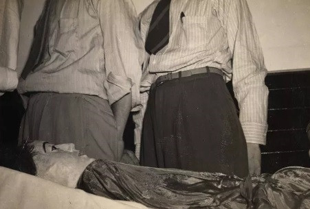 Vào một buổi tối tháng 4/1933, Tanzler bí mật đến lăng mộ và đem thi hài Mesa về nhà để ngày ngày nhìn thấy người ông dành hết tình yêu.