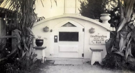 Theo đó, Tanzler cho xây dựng một lăng mộ dành cho người phụ nữ ông đem lòng yêu. Không ai ngờ rằng người bác sĩ này lợi dụng điều đó lén làm một chìa khóa vào lăng mộ để thường xuyên gặp mặt Mesa.