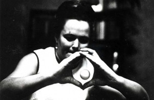 Một trường hợp điển hình về vấn đề này là Nina Kulagina. Sinh năm 1926 tại Leningrad (nay là Saint Petersburg, Nga), Nina được biết đến là người phụ nữ có khả năng di chuyển đồ vật bằng tâm trí.