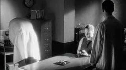 Kế đến, bà Nina sử dụng sức mạnh tâm linh để tách riêng lòng đỏ và lòng trắng trứng rồi di chuyển chúng sang hai đầu đối diện của bể nước.