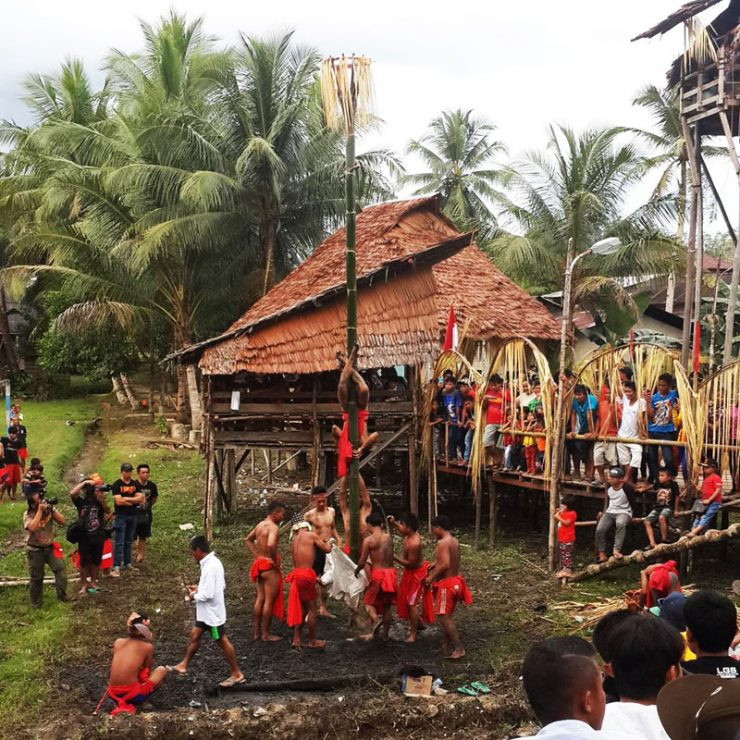 Theo đó, hộp sọ của kẻ thù được mang ra tắm và làm sạch bụi bẩn.