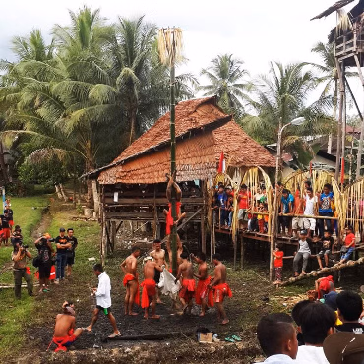 Theo đó, hộp sọ của kẻ thù được mang ra tắm và làm sạch bụi bẩn.