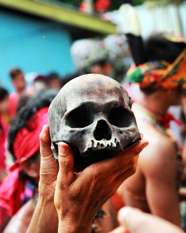 Hàng năm, người Dayak mang hộp sọ của kẻ thù ra để thực hiện nghi lễ Nyobeng.
