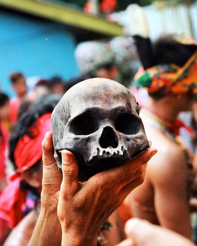 Hàng năm, người Dayak mang hộp sọ của kẻ thù ra để thực hiện nghi lễ Nyobeng.