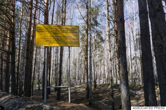 Tại Ozersk, các nhà khoa học Liên Xô phát triển vũ khí hạt nhân. Tất cả các chuyên gia, nhà khoa học, công nhân... sống và làm việc tại thành phố bí mật này giữ tuyệt đối bí mật về công việc của mình, không được tiết lộ với bên ngoài.