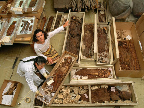 Kế đến, người ta dùng gỗ, cây cỏ và đất sét để tái tạo cơ thể bao quanh bộ xương của người chết. Tiếp theo, người ta khâu lớp da ban đầu lại, thêm miệng, mắt và tóc để tạo thành cơ thể hoàn chỉnh.