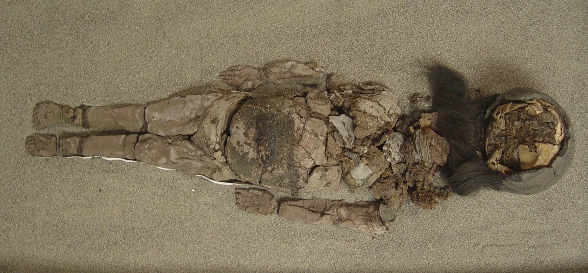 Theo nghiên cứu của các chuyên gia, những xác ướp có niên đại trên 7.000 năm tuổi được người Chinchorro ướp khô và chôn dưới sa mạc.