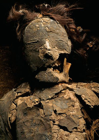 Khác với người Ai Cập, người Chinchorro không cần đến những thợ ướp xác chuyên nghiệp. Khi có người thân trong gia đình qua đời, các thành viên trong nhà sẽ đích thân thực hiện việc ướp xác.