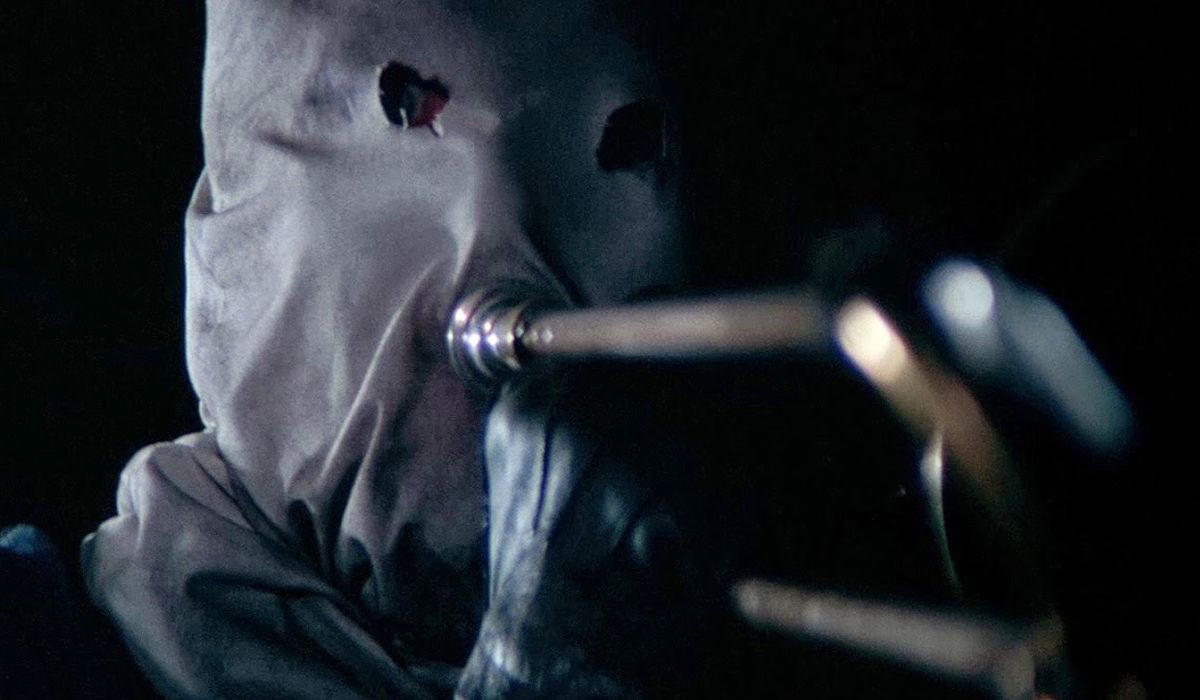 Nguyên do là vì vào tháng 3/1946, cảnh sát phát hiện thi thể của Richard Griffin và Polly Ann Moore trong ô tô đậu ở con đường ít người qua lại.