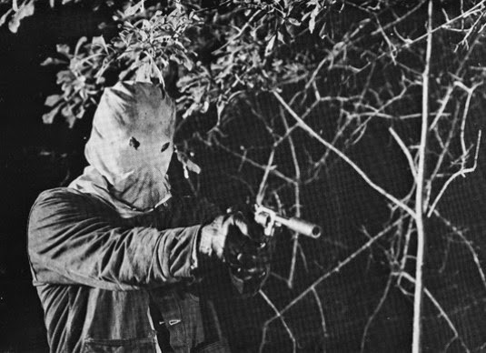 Gã tội phạm bảo Larrey hãy chạy trốn. Theo đó, Larrey sợ hãi bỏ chạy để tìm người cứu giúp. Thế nhưng, gã sát nhân đuổi kịp cô và lôi vào một góc đường xâm hại tình dục.