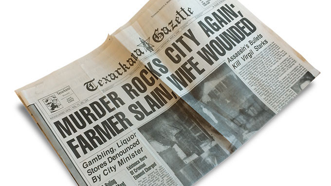 Khi Hollis và Larrey ngồi trong xe trò chuyện thì bất ngờ gã sát nhân xuất hiện với khẩu súng trong tay. Hắn yêu cầu chàng trai Hollis xuống xe rồi bất ngờ đánh nạn nhân đến khi bất tỉnh.