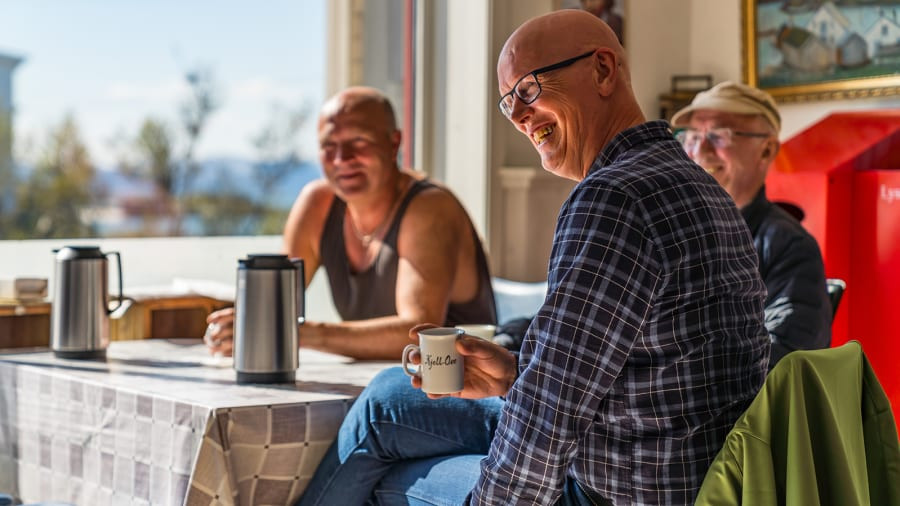 Theo ước tính, khoảng 300 người dân sinh sống trên đảo Sommaroy đặc biệt nhất hành tinh.