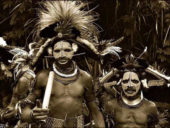 Cụ thể, ngay từ khi mới lên 6 - 7 tuổi, các bé trai bộ tộc Sambia được tách ra khỏi vòng tay yêu thương, che chở của mẹ.