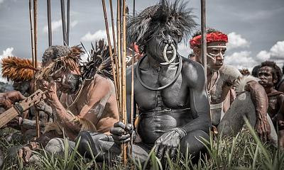 Người Sambia quan niệm việc làm này sẽ giúp thế hệ tương lai của bộ tộc có được sức mạnh và trở thành người trưởng thành.