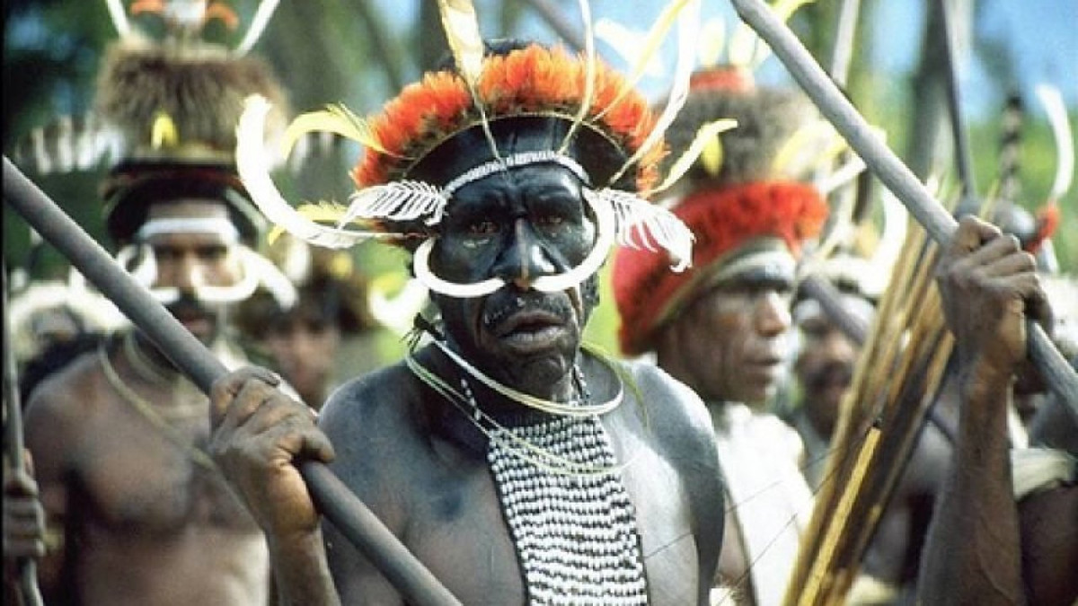 Những đứa trẻ này ở với các bô lão cho đến năm 17 tuổi. Chúng thường xuyên bị quất roi, đánh đập để cơ thể trở nên mạnh mẽ, rắn rỏi và tăng sức chịu đựng.