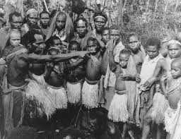 Rùng rợn hơn, những chàng trai còn buộc phải uống tinh trùng của những bô lão.