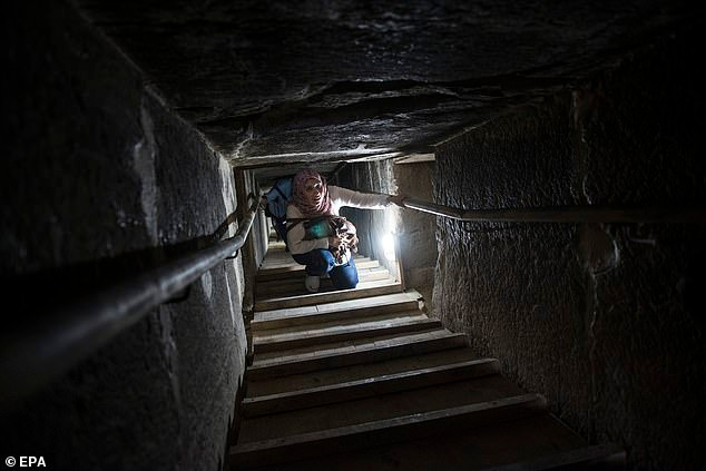 Bộ trưởng Cổ vật Khaled el-Anany cho hay 2 công trình được mở lần này là: kim tự tháp Bent của pharaoh Sneferu - vị vua đầu tiên thuộc vương triều thứ tư của Ai Cập cổ đại và một kim tự tháp gần đó.