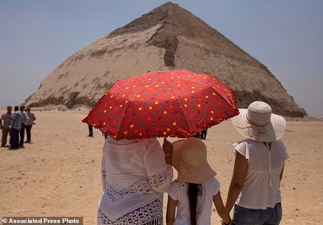 Giới khảo cổ tìm thấy một số cỗ quách bằng đá, đất nung và gỗ. Bên trong chứa những xác ướp ở trong tình trạng tốt.