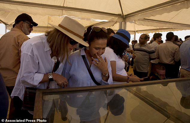 Các phát hiện cũng bao gồm mặt nạ để thực hiện tang lễ, cũng như các công cụ có từ thời kỳ Hậu nguyên được sử dụng để cắt xẻ đá.