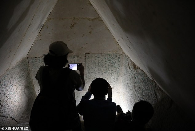 Kim tự tháp Bent được xây dựng vào khoảng năm 2600 trước Công nguyên. Sự độc đáo của công trình cổ xưa này là 2 cấu trúc ở bên trong.