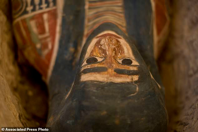 Trong khi đó, các chuyên gia cũng phát hiện bức tường cổ xưa dài 60m và nằm ở phía nam kim tự tháp của vua Amenemhat II, pharaoh của vương triều thứ 12.