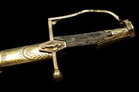 Bảo kiếm này có chuôi kiếm được làm bằng đồng mạ vàng. Phía cuối chuôi kiếm là hình đầu một con sư tử đang ngậm một chiếc vòng.