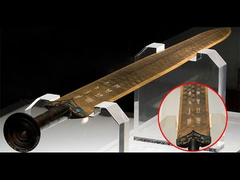 Bảo kiếm của Việt Vương Câu Tiễn có chiều dài khoảng 55,7 cm, nặng 875 gram. Lưỡi kiếm rộng 4,6 cm được chế tác vô cùng tinh xảo. Thanh kiếm này được xem là bằng chứng về kỹ thuật rèn kiếm tiên tiến của người xưa.