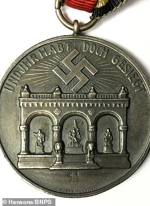 Vào năm 1933, Hitler trở thành Thủ tướng Đức. Một năm sau, Hitler trao tặng huân chương danh giá cho Ulrich Graf vì đã cứu sống y 11 năm trước.