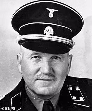 Ulrich Graf (trong ảnh) dùng thân mình đỡ 5 viên đạn cho Hitler. Nhờ vậy nhà độc tài tương lai của nước Đức thoát chết ngoạn mục. Dù bị trúng 5 phát đạn nhưng Ulrich Graf không bị thương nghiêm trọng nên được các bác sĩ cứu sống.